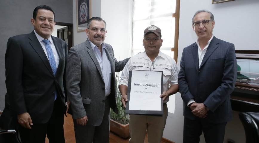 Reconoce edil capitalino trabajo del biólogo del Vivero Municipal