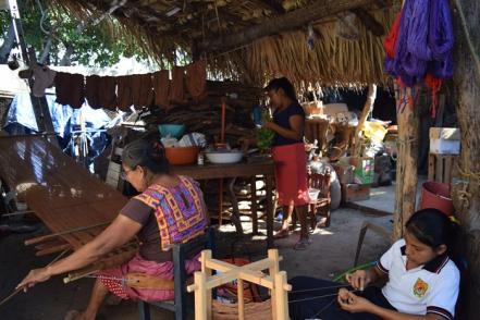 Artesanas de Oaxaca plasman el mar con hilados