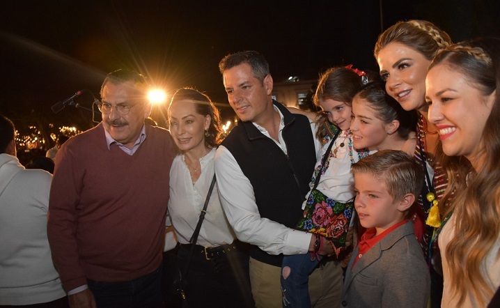 Participa Hernández Fraguas en encendido de árbol monumental de navidad
