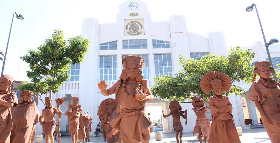 Estudiantes representan a los dioses zapotecas en estatuas