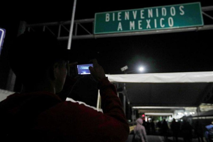 Irrumpen puente fronterizo de Chiapas mil 500 migrantes