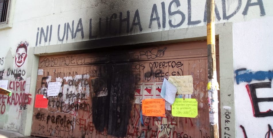 Normalistas quemaron acceso al Hotel del Magisterio; exigen plazas a la @SECCIONXXII