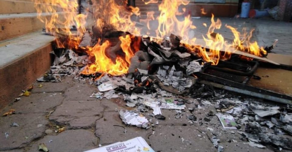 Queman casillas y boletas en dos municipios de Morelos; se oponen a consulta de termoeléctrica en Huexca