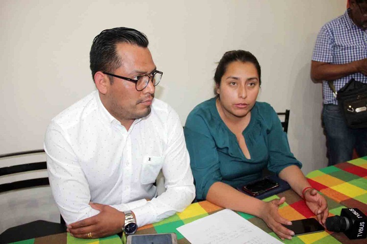 Por renuncia de Presidenta, regidora reclama Alcaldía de Tezoatlán de Segura y Luna