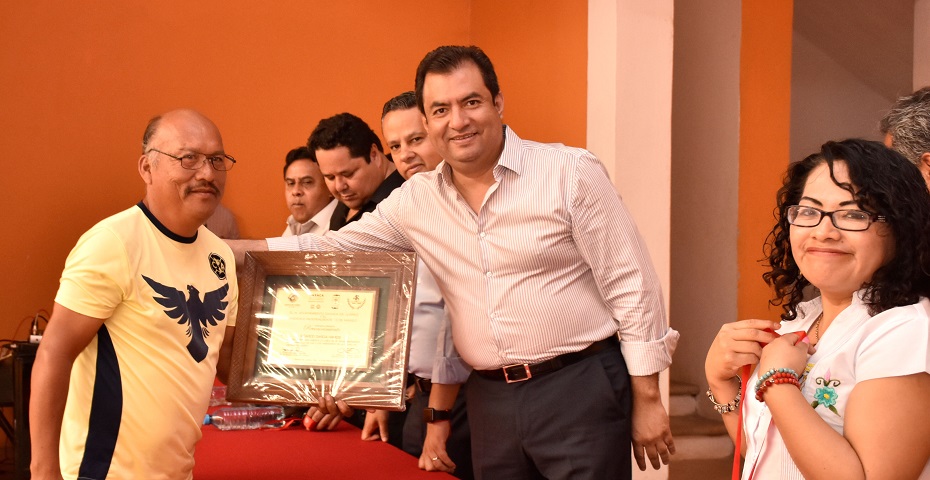 Reconoce edil Oswaldo García Jarquín trayectoria laboral de personal sindicalizado