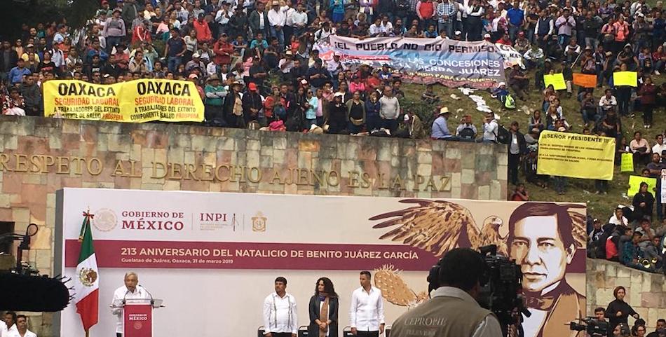 Priistas, trabajadores de confianza, morenistas y maestros convierten en «arena política» acto solemne a Benito Juárez