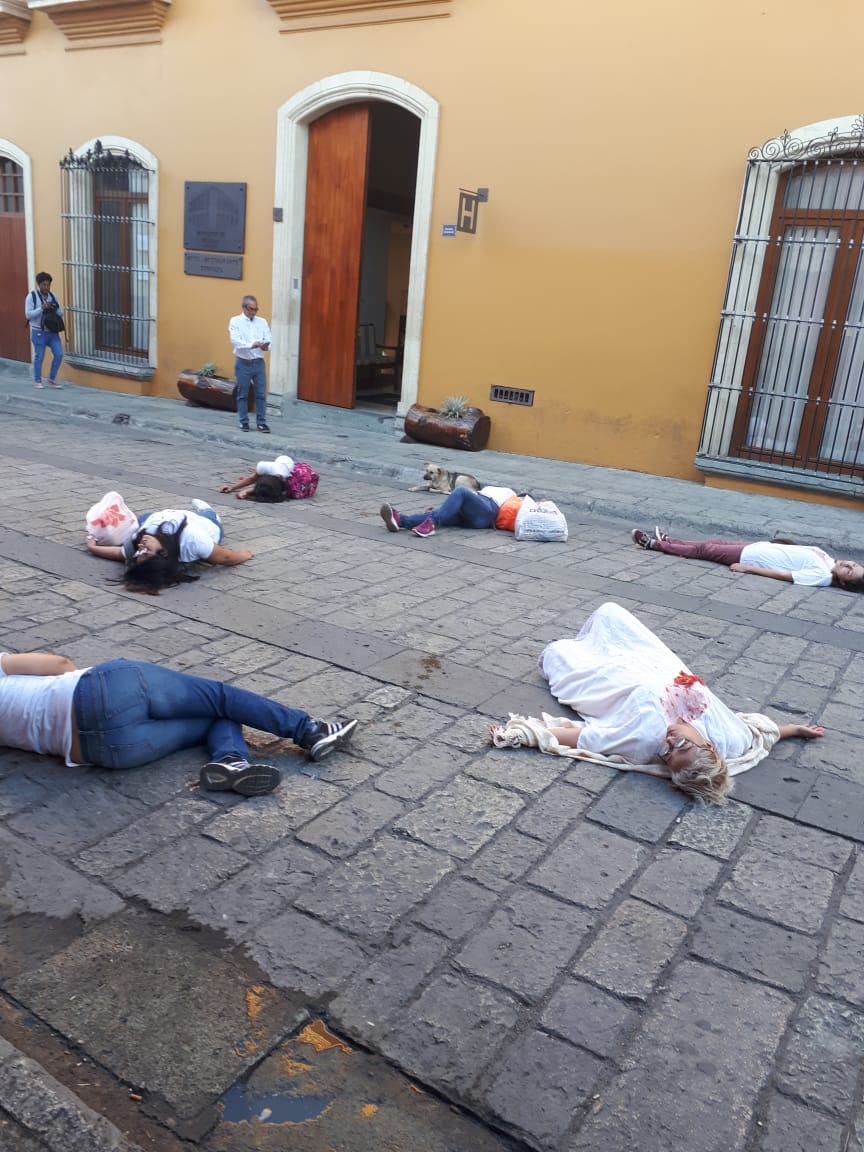 Se manifiestan mujeres con simulacro feminicida