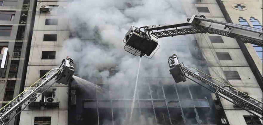17 personas muertas deja incendio en edificio de Bangladesh