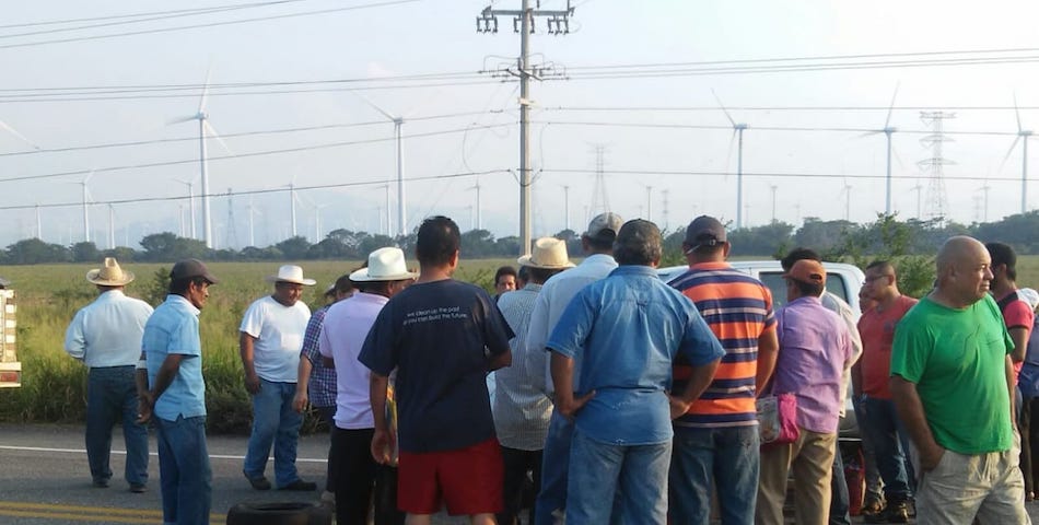 Sorgueros reclaman pagos y bloquean carreteras del Istmo; no hay paso a Chiapas ni Veracruz