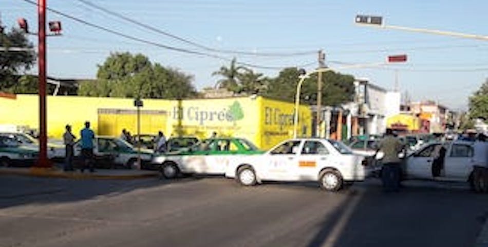 Por falta de respuesta a sus demandas, taxistas bloquean todos los accesos a Juchitán