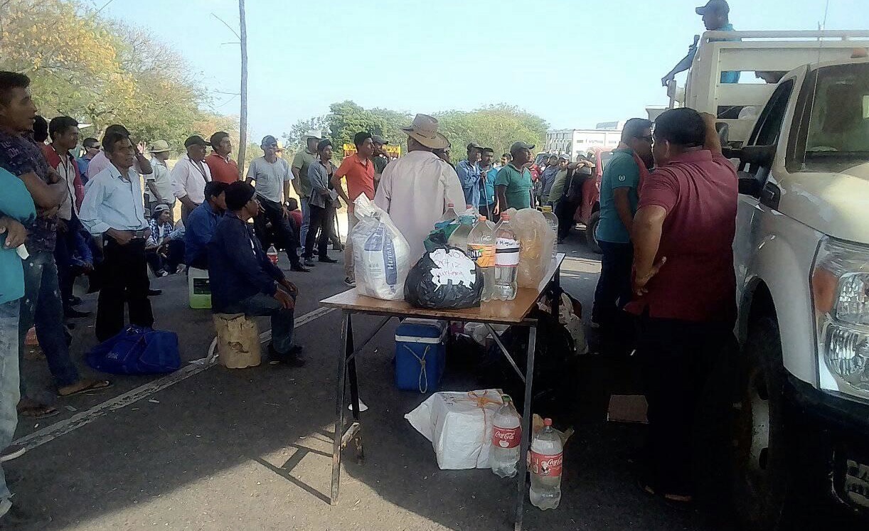 Por octavo día mixes bloquean carretera en #Oaxaca