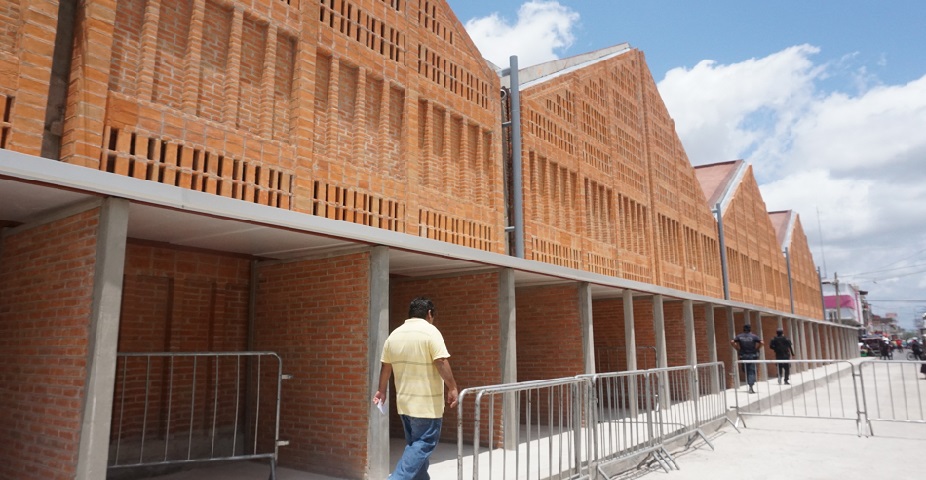 Inauguran mercado rehabilitado en Juchitán; aún no abrirá al público