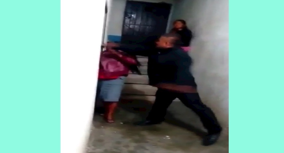 Captan en video a guardia municipal cuando golpea a mujer en cárcel de #Güila #Tlacolula