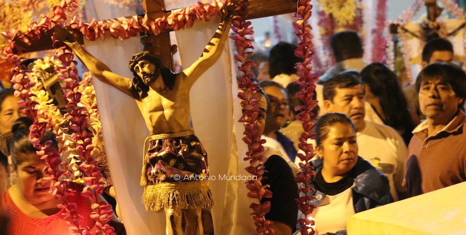 La procesión de los Cristos cubiertos de flores
