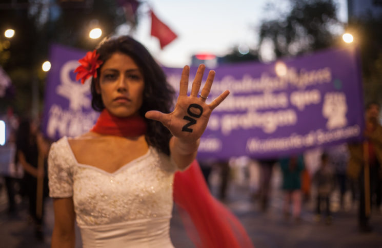 Aun con medidas de protección, víctima de violencia familiar es agredida en plena calle