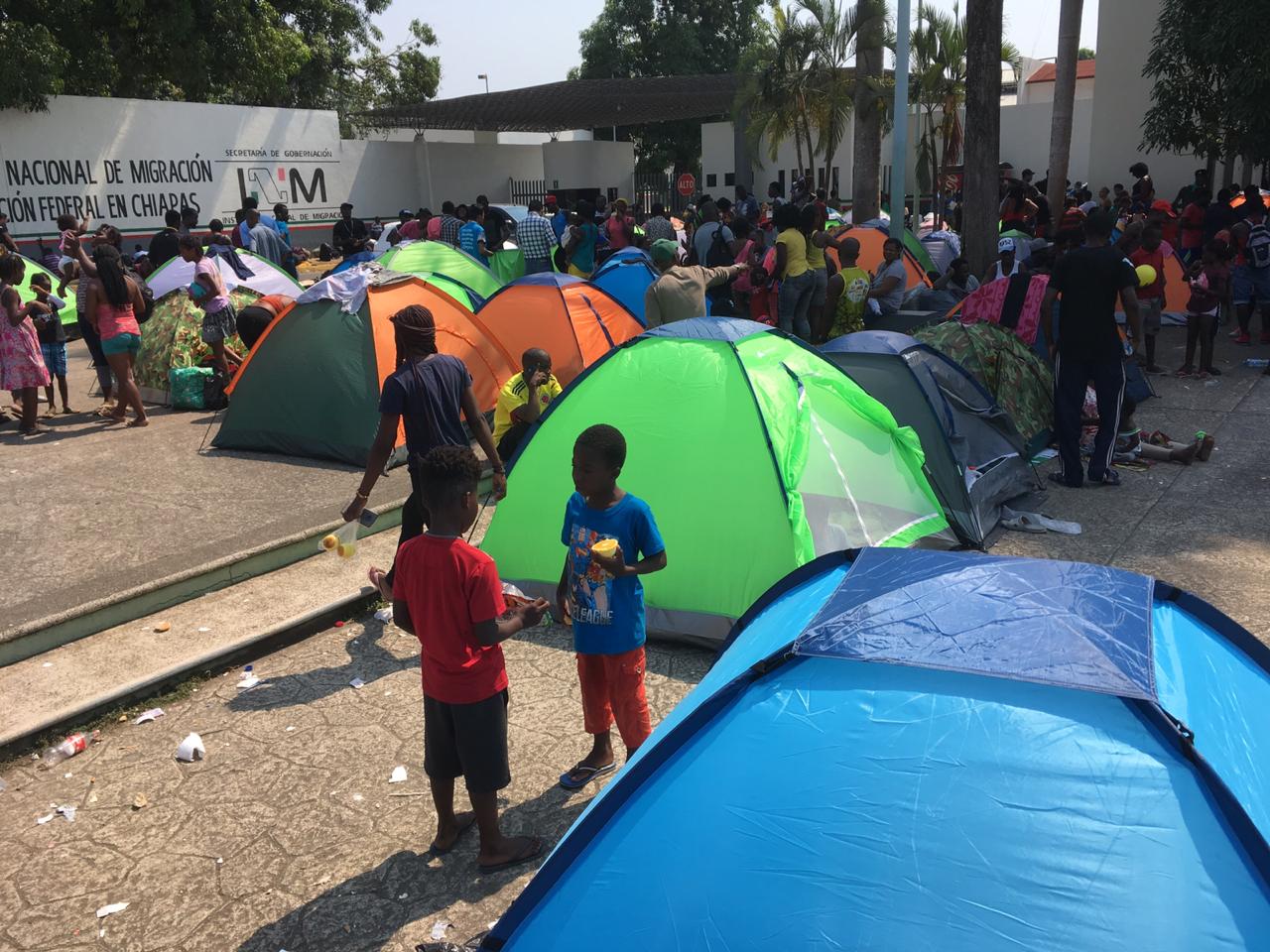 Migrantes protestan en Tapachula; INAMI inicia regularización en Mapastepec y empresarios rechazan su ingreso