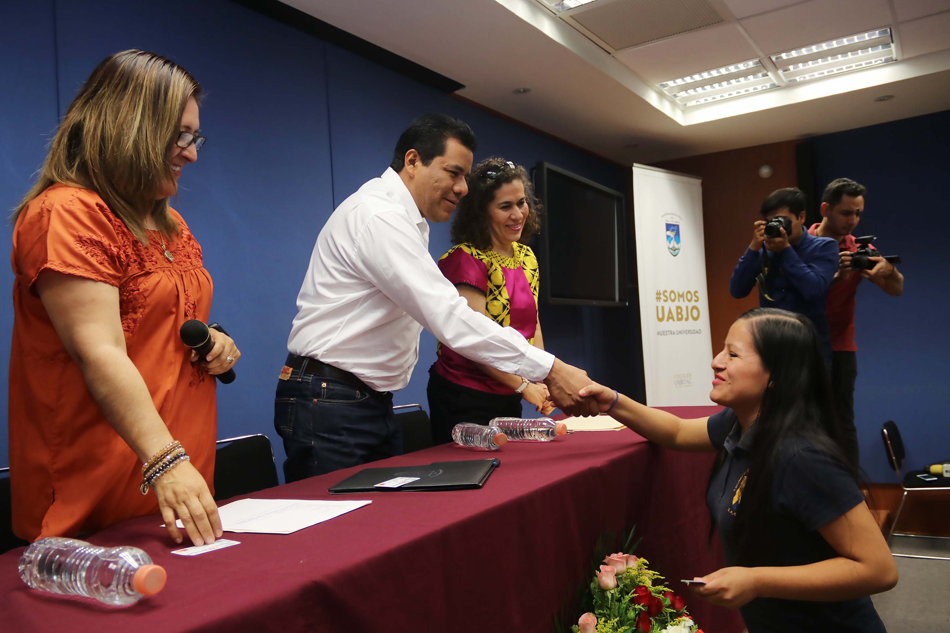 Estudiantes de UABJO con altos promedios reciben becas de la FAHHO
