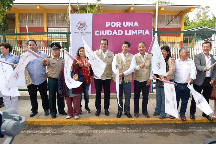 Presenta Oswaldo García 40 nuevos camiones recolectores de basura para la capital