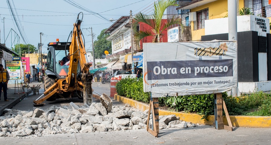 Gobierno de Tuxtepec repara tramo afectado por socavón en la calle Matamoros