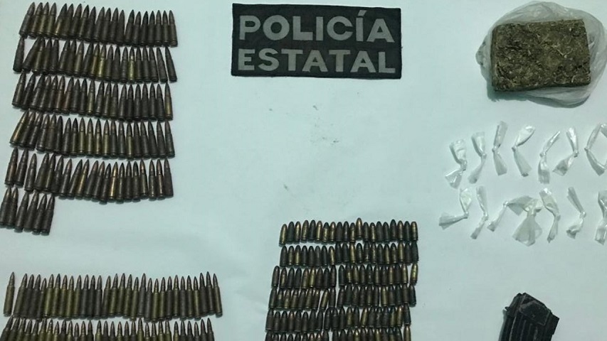 Detiene Policía Estatal a dos personas que llevaban 229 cartuchos y droga