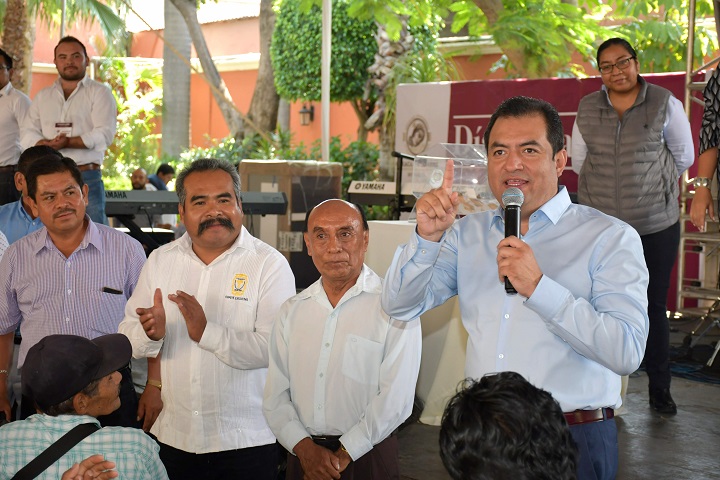 Reconoce edil Oswaldo García a padres trabajadores del Ayuntamiento capitalino