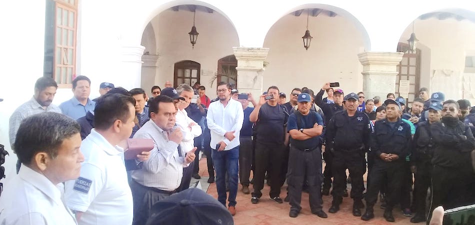 Estalla conflicto de policías a Oswaldo Jarquín por falta de transparencia de 26 millones de pesos a unos días de las Guelaguetza