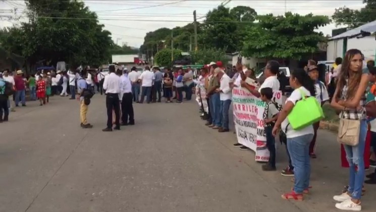 Piden a López Obrador reconstrucción de más de 300 escuelas en Matías Romero