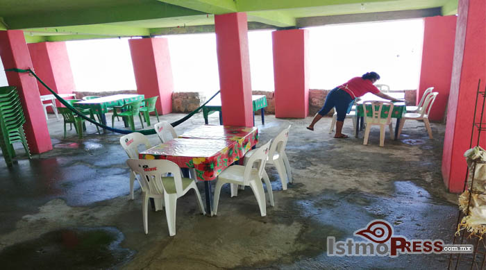 Sargazo y agua negra en Playa Vicente traen bajas utilidades a comercios