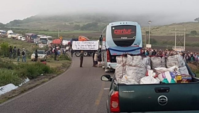 Zapotecos de San Dionisio Ocotepec bloquean carretera en defensa de su territorio invadido por empresario