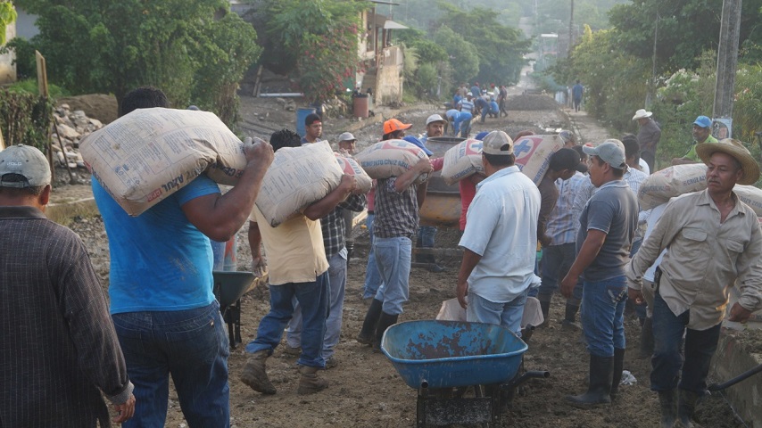 Dávila encabeza pavimentación de calle en Bethania Tuxtepec