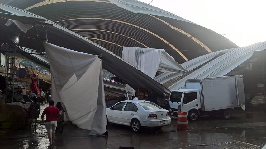 Ayuntamiento capitalino atiende caída de estructura en nave del Mercado de Abasto