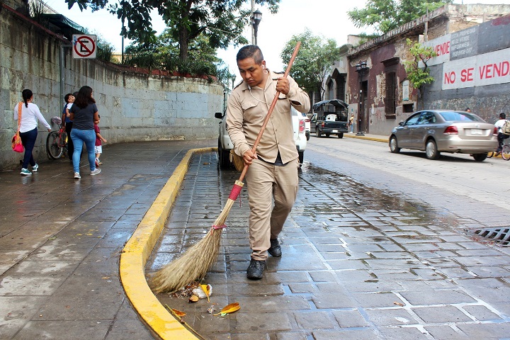 Reconoce Ayuntamiento de Oaxaca de Juárez ardua labor de barrenderas y barrenderos municipales