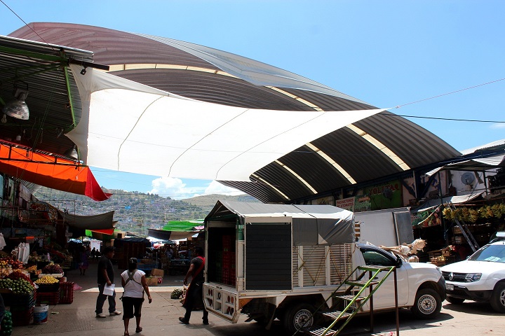 Gobierno capitalino retira techumbre afectada por lluvias en el Mercado de Abasto