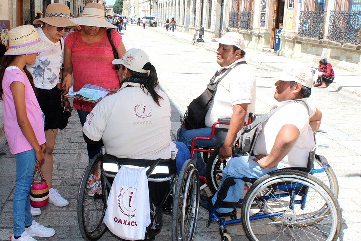 Anfitriones turísticos de Oaxaca de Juárez brindan atención a 11,765 visitantes en julio