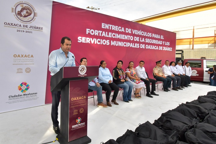 Con inversión de 27 mdp, entrega Oswaldo García vehículos y equipamiento a la Policía Municipal