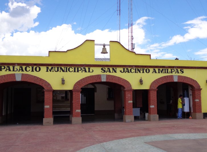 Con oficiales de seguridad, presidenta de San Jacinto recupera palacio municipal