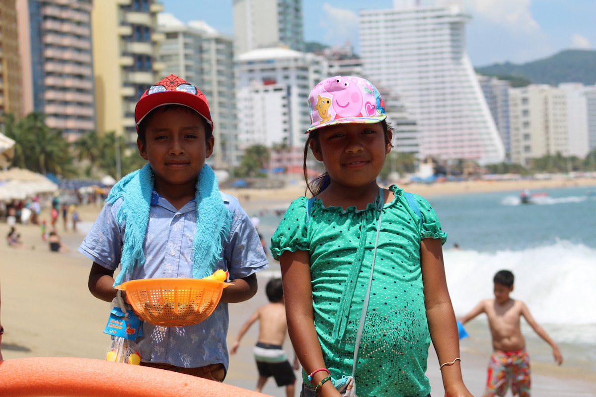 Angélica y Jesús, dos menores que trabajan en vacaciones para poder estudiar