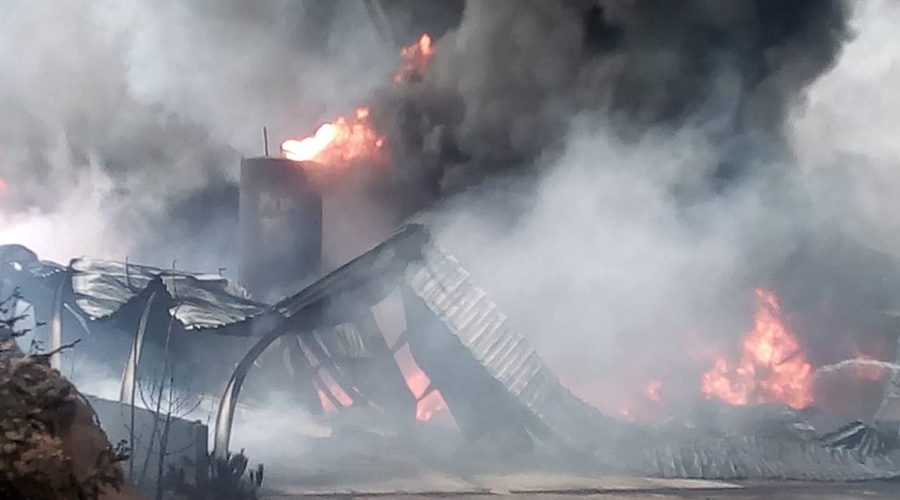 Controlado el fuego en fábrica de resinas de Santa Catarina Ixtepeji