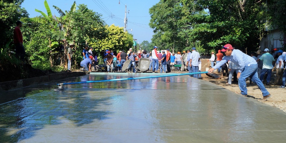 Dávila cumple a San Bartolo, pavimentó tramo de la calle “Benito Juárez”