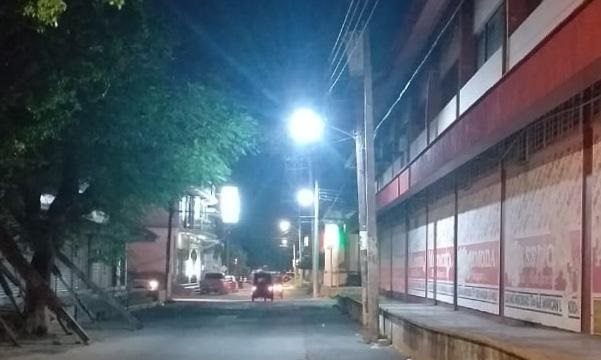 Servicios Municipales del ayuntamiento juchiteco atiende fallas en la red de alumbrado público