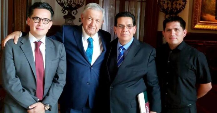 Líderes evangélicos cobran como servidores de la nación en el gobierno