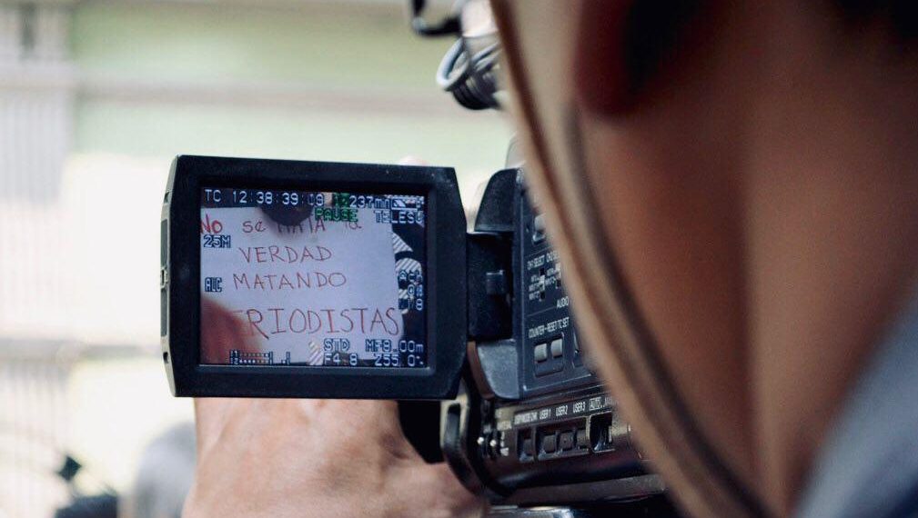 No puedes ser periodista y servidor público