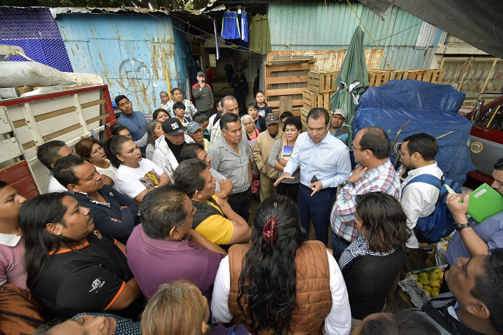 Supervisa Oswaldo García rehabilitación de techado en el Mercado de Abasto