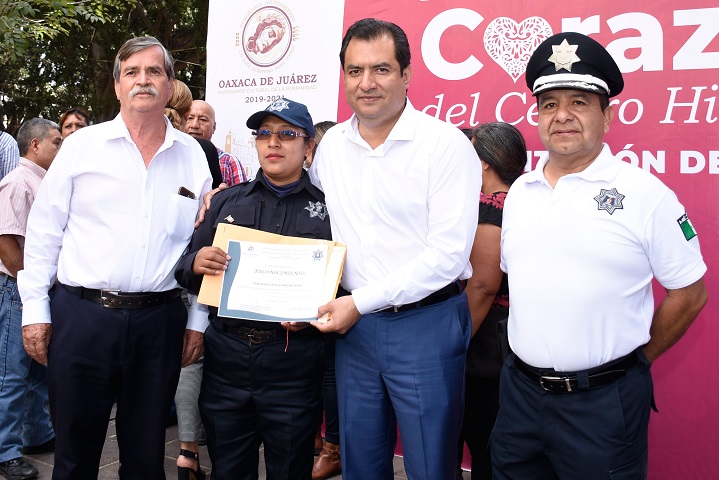 Reconoce edil Oswaldo García generosidad de mujer policía