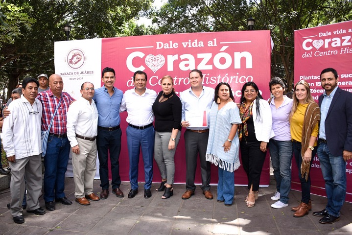 Da inicio Oswaldo García a siembra de 48 mil plantas en el zócalo de Oaxaca