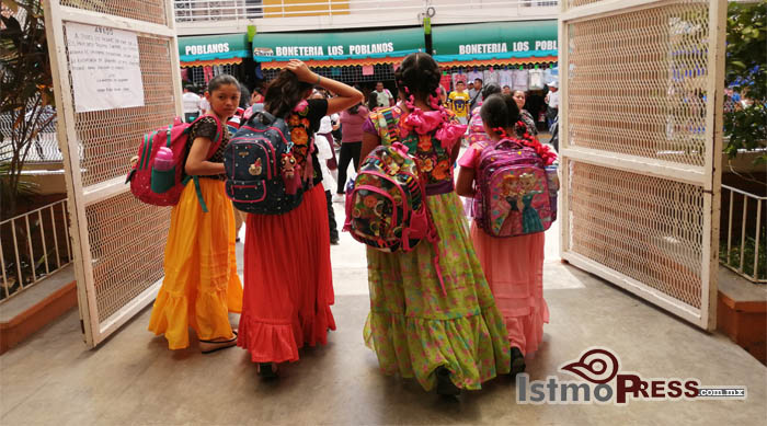 Promueven en Tehuantepec indumentaria zapoteca del Istmo