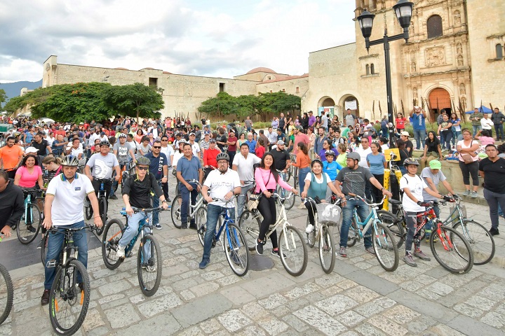 A invitación del Ayuntamiento capitalino, recorren la ciudad en bicicleta por el Día Mundial Sin Auto
