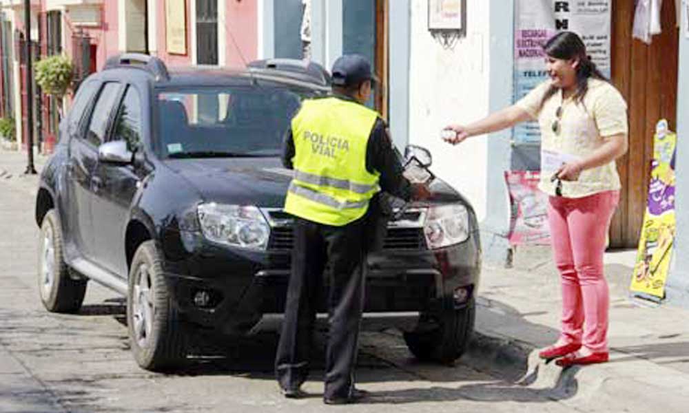 Agentes viales ya no podrán recoger licencia o placa, según derogó la SCJN