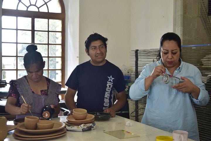 Enseñan en el CaSa cómo realizar artesanía en laca tradicional