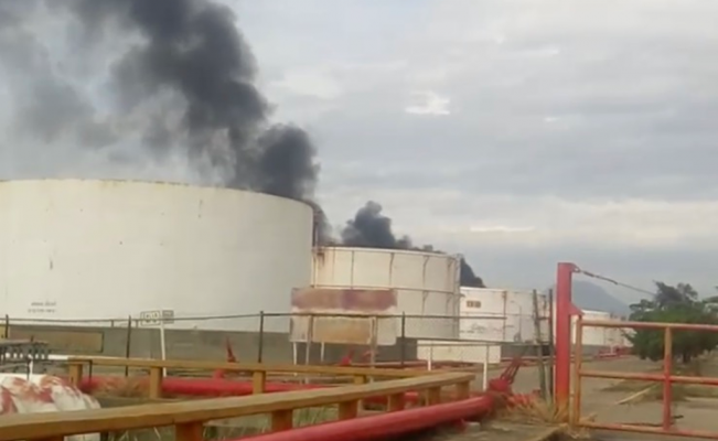 Se registra conato de incendio en un tanque de almacenamiento de Pemex